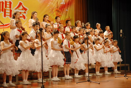 15、巨山小学学生演奏葫芦丝《映山红》和《瑶族舞曲》.JPG