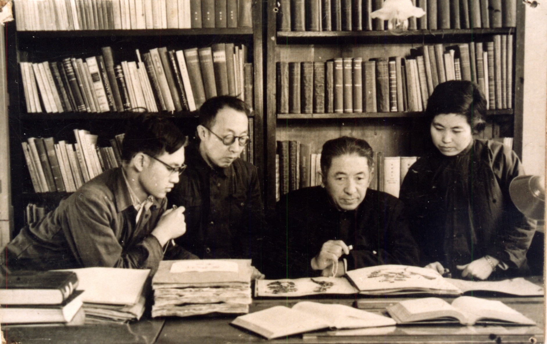 俞德俊（右二）与科研人员一起研究植物标本（1）.jpg